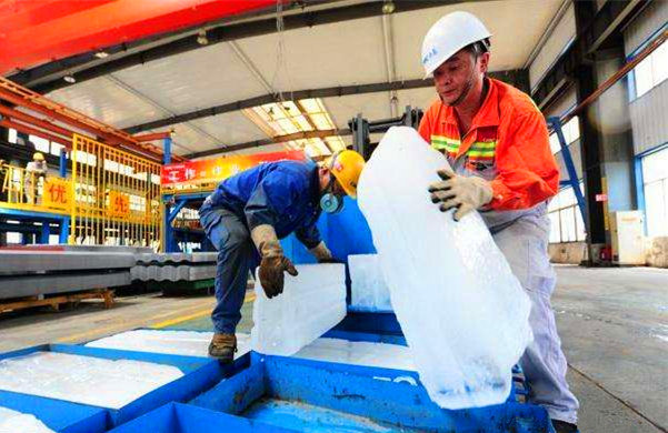 夏日炎炎，车间降温新招，奉贤良臣制冰厂冰块解药！